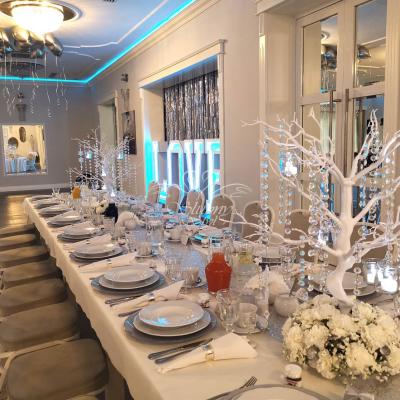 Drzewko z kryształkami i białymi kwiatami