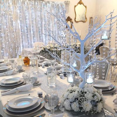 Bieżnik srebrny cekinowy w zimowej aranżacji