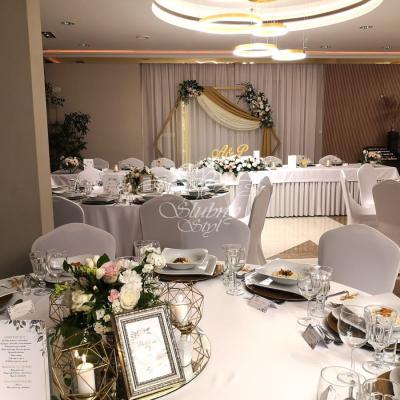 Dekoracje w odcieniach bieli i różu na wesele