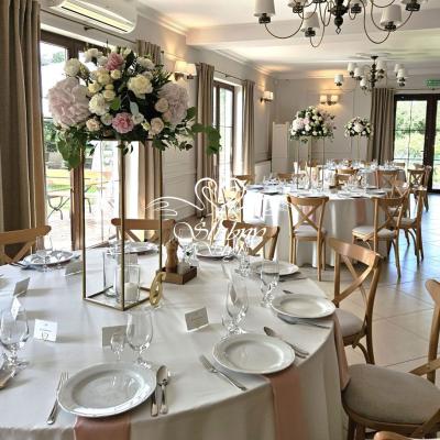 Pudrowy róż serwetki pod talerz - modnie i stylowo