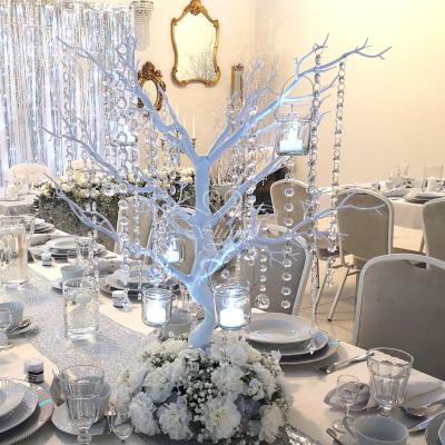 Zimowe dekoracje sali weselnej Poznań - dekoracyjne białe drzewko