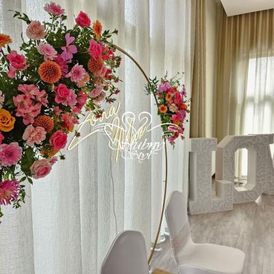 Dekoracja koła za Młodą Parą w kolorze fuksji i pomarańczowego