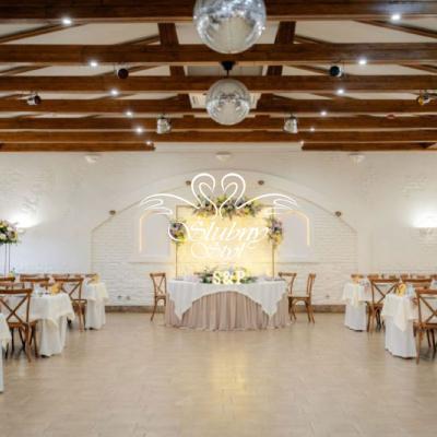 Dekoracje kwiatowe na złotych wysokich stojakach