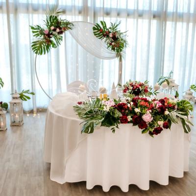 Modna dekoracja z liśćmi monstera stołu Młodej Pary w Amaryllis