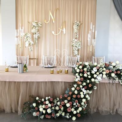 Złote świeczniki z tubami w wystroju stołu Młodej Pary