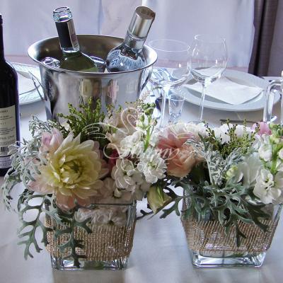 Niskie kompozycje w szklanych naczyniach - dalie, starzec i lewkonie w roli głównej