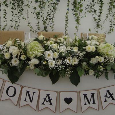 Napis żona i mąż - stół Pary Młodej - inspiracje