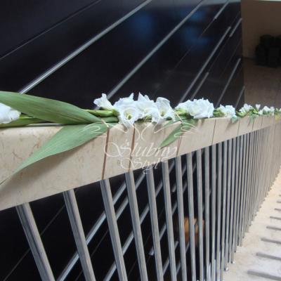 Dekoracja poręczy gladiolami w Hotelu Andersia 