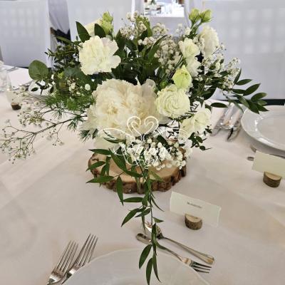 Niskie bukiety kwiatowe w towarzystwie winietek na drewienku - Siedem Drzew