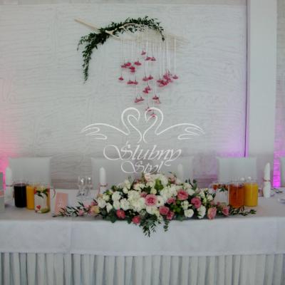 Dekoracja stołu Pary Młodej w odcieniach różu i bieli