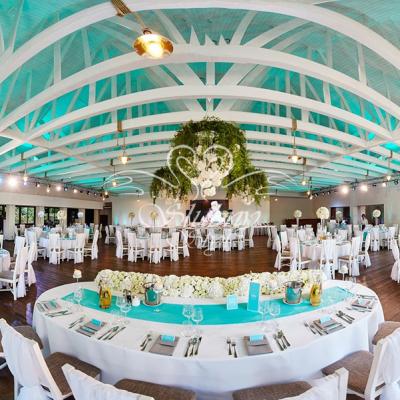 Bajeczny wystrój sali weselnej w kolorze przewodnim tiffany blue