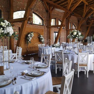 Dekoracje kwiatowe na złotych stojakach - Stary Kamionek