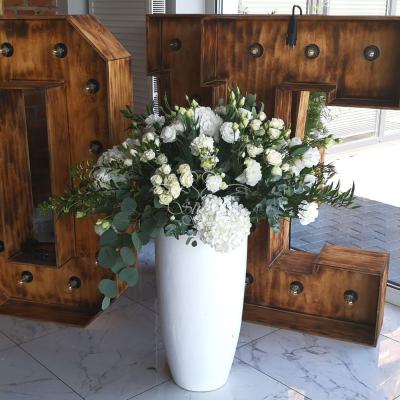 Dekoracje weselne w wysokim wazonie