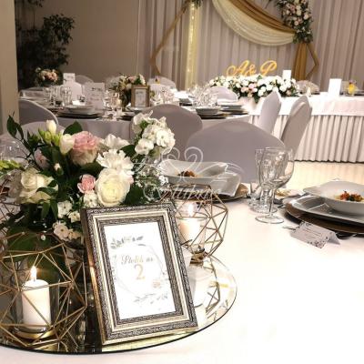 Niskie kompozycje kwiatowe na wesele - Glamour w Przeźmierowie