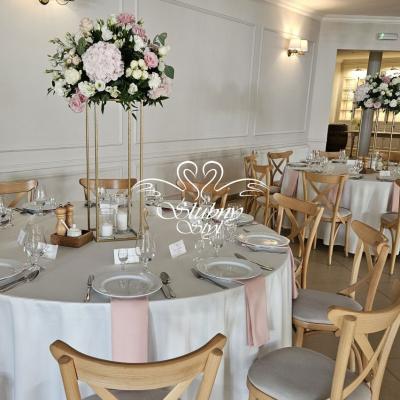 Kompozycje kwiatowe w odcieniu pudrowego różu i bieli - Gościniec Winnica