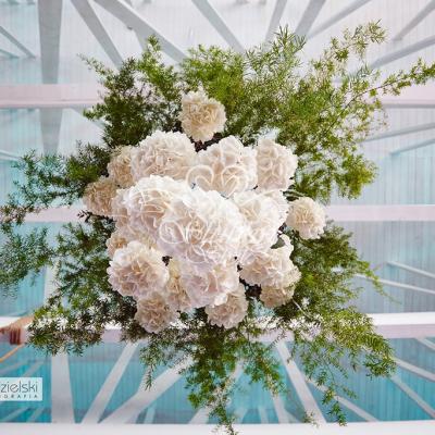 Dostojne hortensje z asparagusem na wiklinowym kole powieszone na suficie