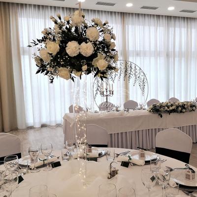 Bukiety kwiatowe w szklanych wazonach na wesele