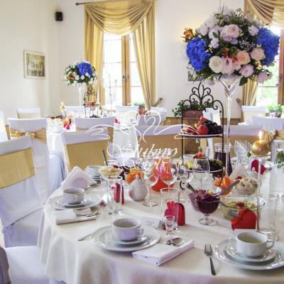 Przepiękne wysokie kompozycje na okrągłych stołach