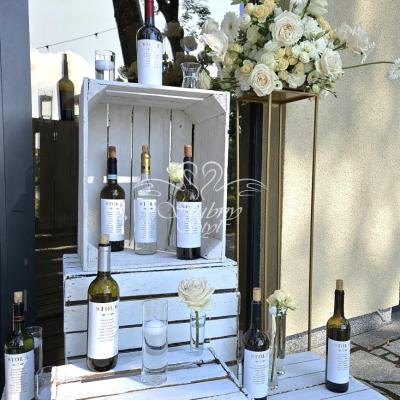 Oryginalny plan stołów weselnych, etykiety na butelkach