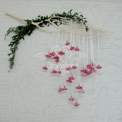Dekoracja za Parą Młodą - główki różowej eustomy zwieszające się z gałązki na białych wstążeczkach