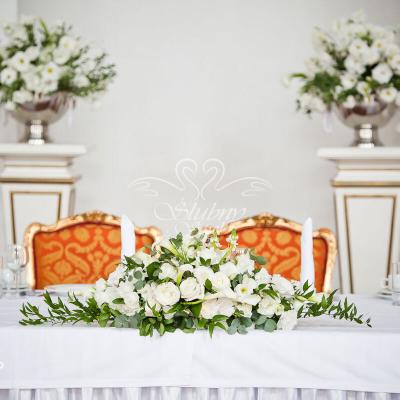 Dekoracja stołu pary młodej, na tyle wazony na nodze z kwiatami na kolumnach - Pałac w Rydzynie