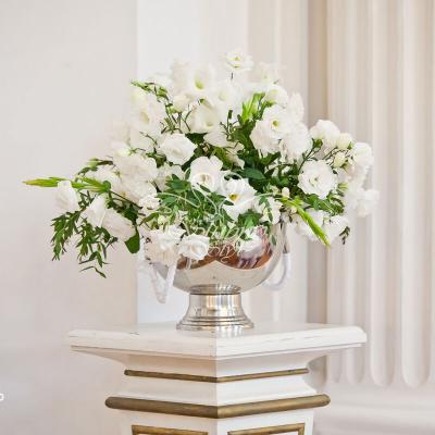 Bukiet kwiatów w misie na nóżce 