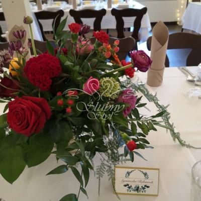 Kolorowy bukiet na stole dla gości