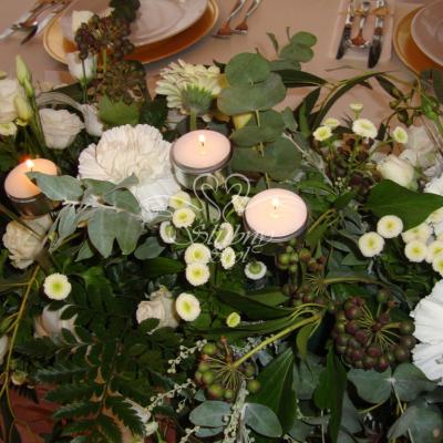 Kompozycja kwiatowa na stole Młodej Pary w towarzystwie romantycznych tealightów