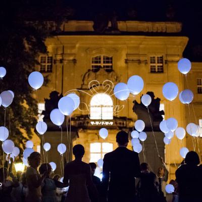 Puszczanie balonów ledowych na weselu