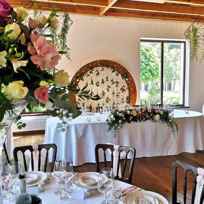 Dekoracja żyrandoli asparagusem