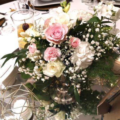 Świeczniki złote geometryczne w dekoracjach ślubnych