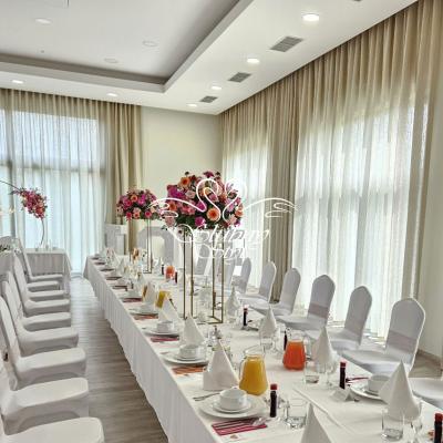 Wysokie dekoracje kwiatowe w kolorze różu i pomarańczy