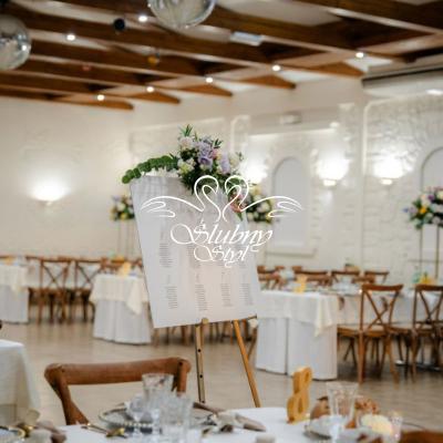 Dekoracja tablicy z rozmieszczeniem gości w Hotelu Kosmowski