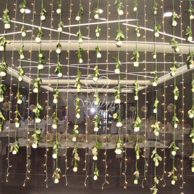 Ścianka za Młodą Parą – girlandy róż i kurtyna świetlna