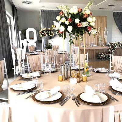 Wysokie kompozycje kwiatowe na wesele