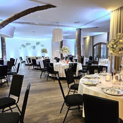 Hotelarnia - dekoracje z gipsówką na srebrnych stojakach na wesele