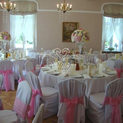 Wysokie kompozycje z kryształkami w kielichach martini 