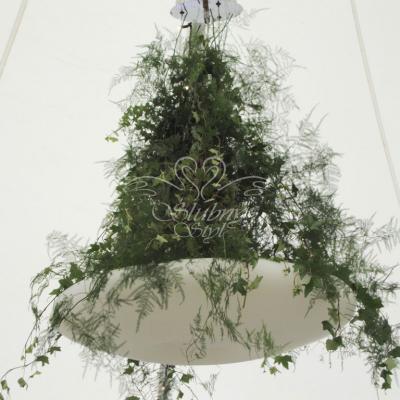 Dekoracja żyrandola zielonymi dodatkami