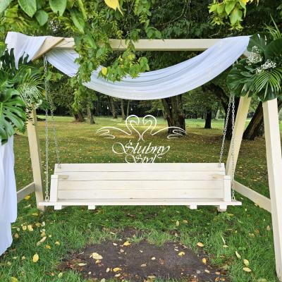 Dekoracja huśtawki na wesele w ogrodzie