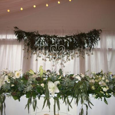 Piękna dekoracja stołu prezydialnego - Meridian's na Sołaczu