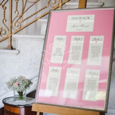 Tablica z rozmieszczeniem gości w srebrnej ramie