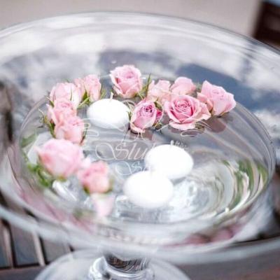 Świeczki pływające w towarzystwie różyczek