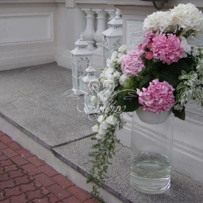 Kompozycja kwiatowa w kolorach biało różowych w szklanej tubie