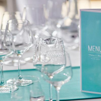 Bieżnik i dodatki w kolorze tiffany blue