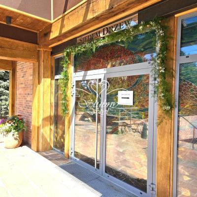 Girlanda zielona z gipsówką na wejściu na salę weselną