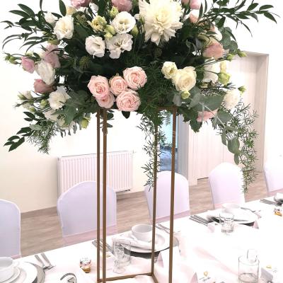 Kompozycje kwiatowe na złotych stojakach