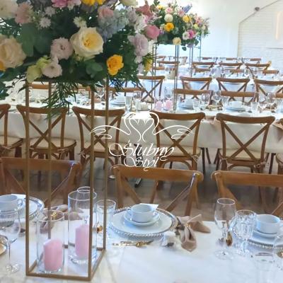 Pastelowe wysokie kompozycje kwiatowe w Hotelu Kosmowski