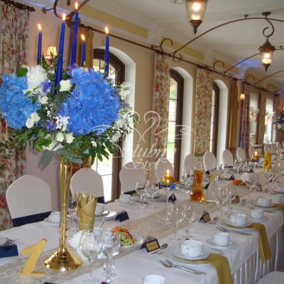 Kwiaty w złotych kandelabrach