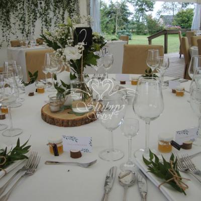 Zielona gałązka ruskusu na serwetce, przewiązana sznureczkiem