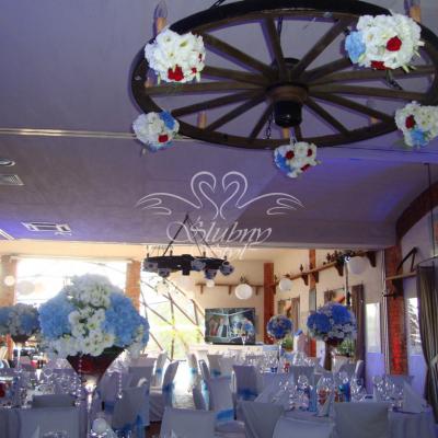 Dekoracje kwiatowe na drewnianym kole w Olandii 